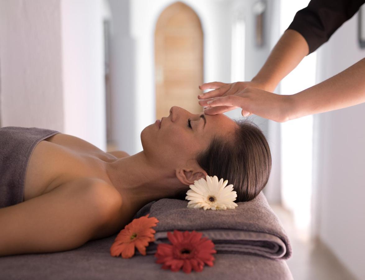 Hotel Les Jardins De La Médina Marrakesh Esterno foto A woman receiving a facial massage