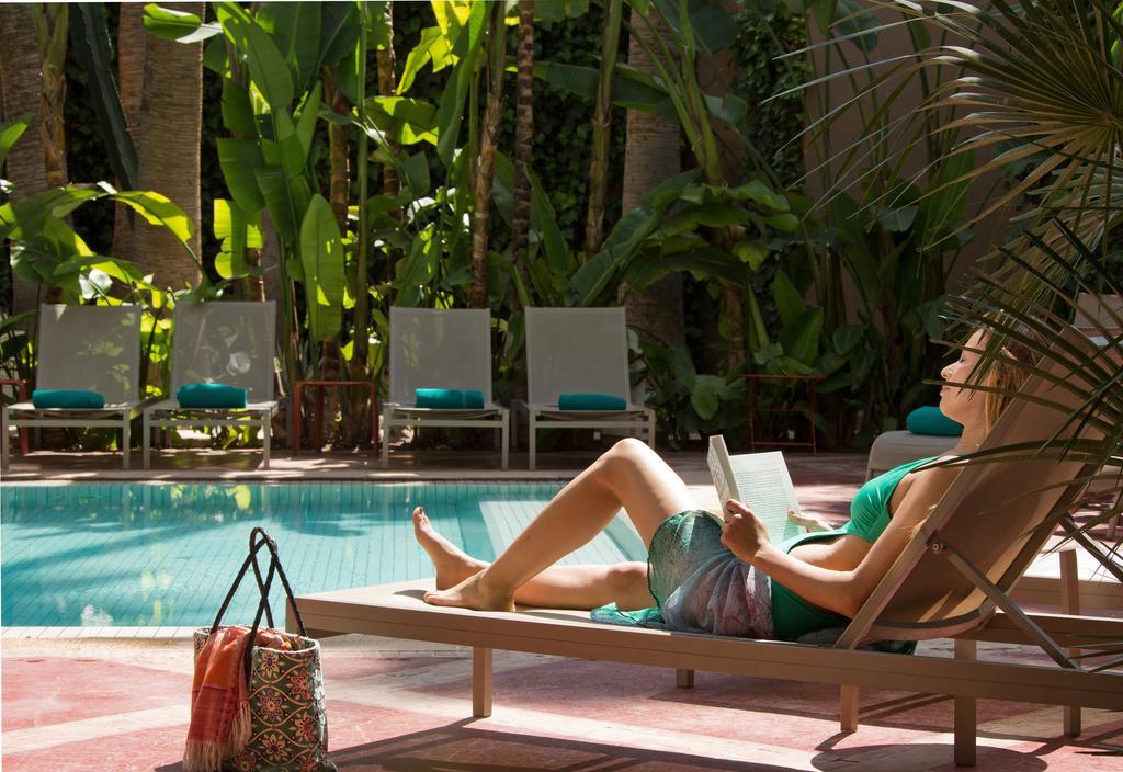 Hotel Les Jardins De La Médina Marrakesh Esterno foto A woman sunbathing