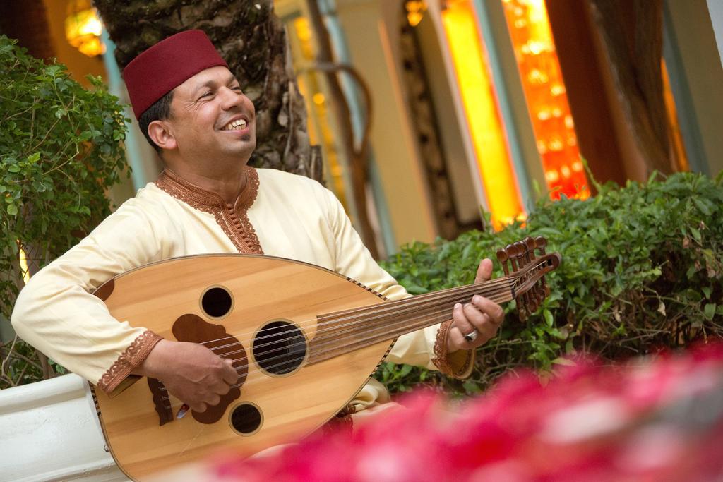 Hotel Les Jardins De La Médina Marrakesh Esterno foto A musician playing the oud